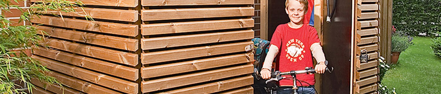 Sykkelskur med listekledning og vegger av forskalingsplate Bygge Sykkelskur